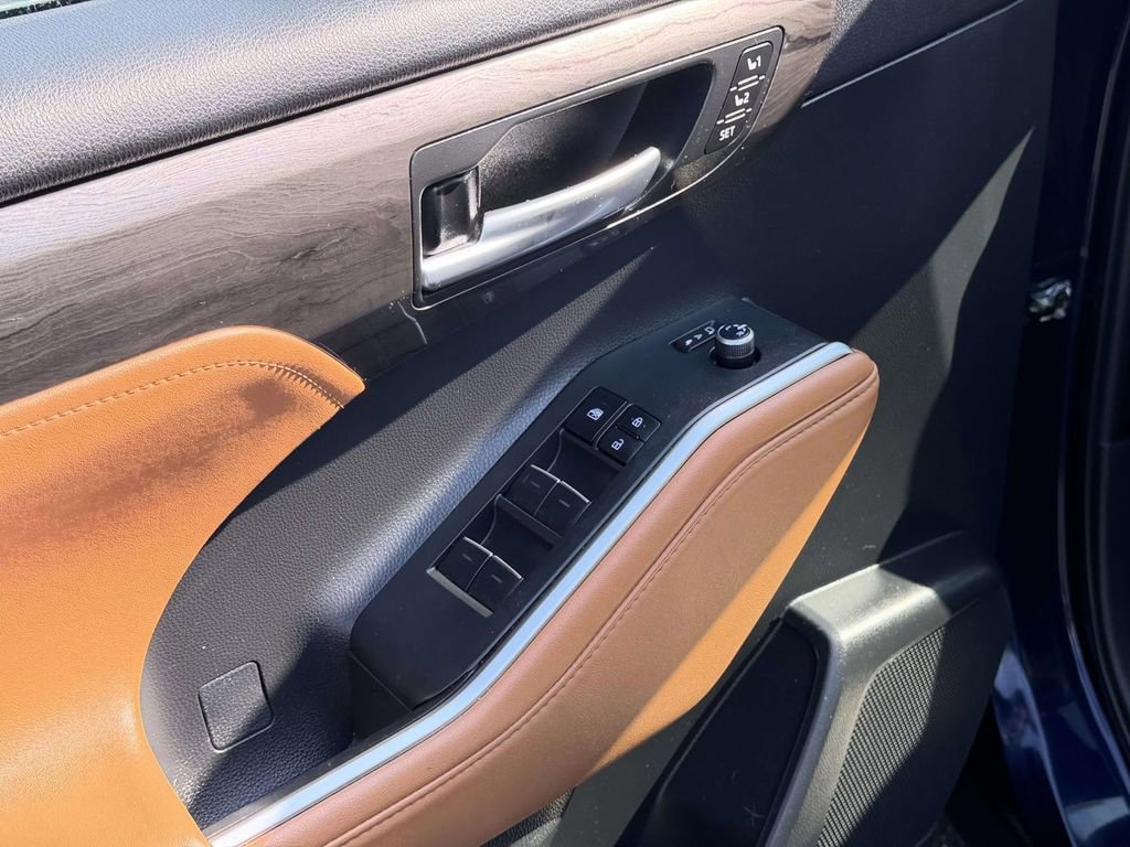 Used 2023 Toyota Highlander Platinum image 18