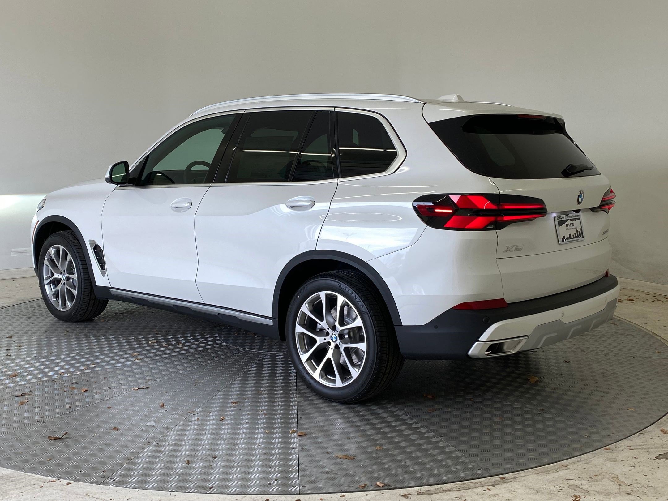 New 2026 BMW X5 xDrive40i w/ Premium Package image 3