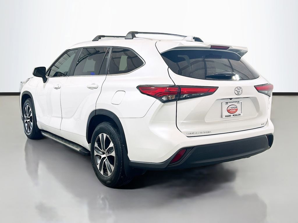 Used 2023 Toyota Highlander XLE FWD image 6