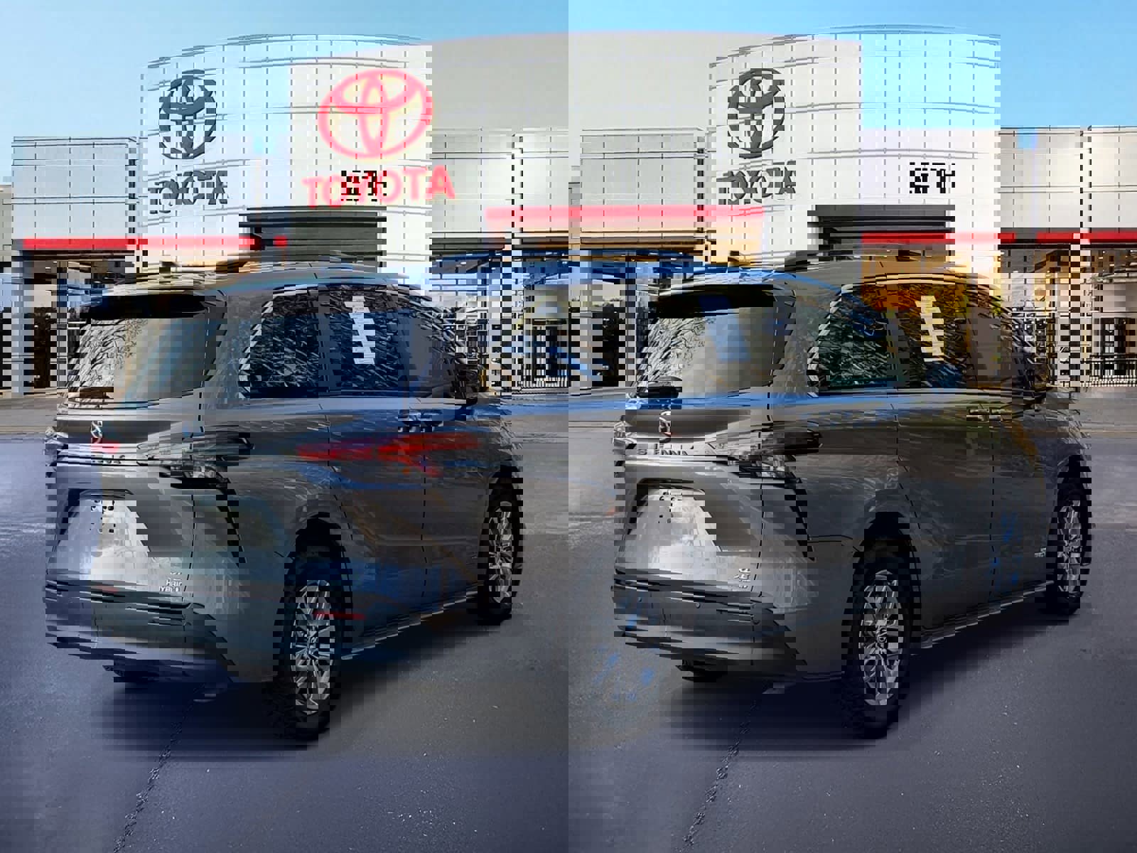 Used 2021 Toyota Sienna XLE image 5