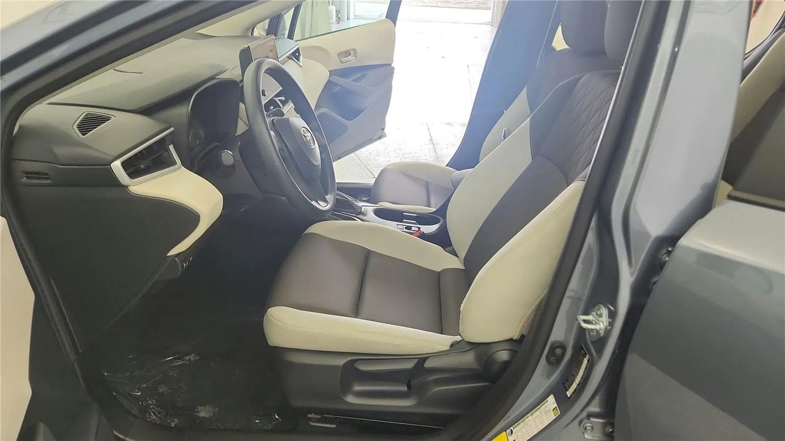 Used 2025 Toyota Corolla LE image 23