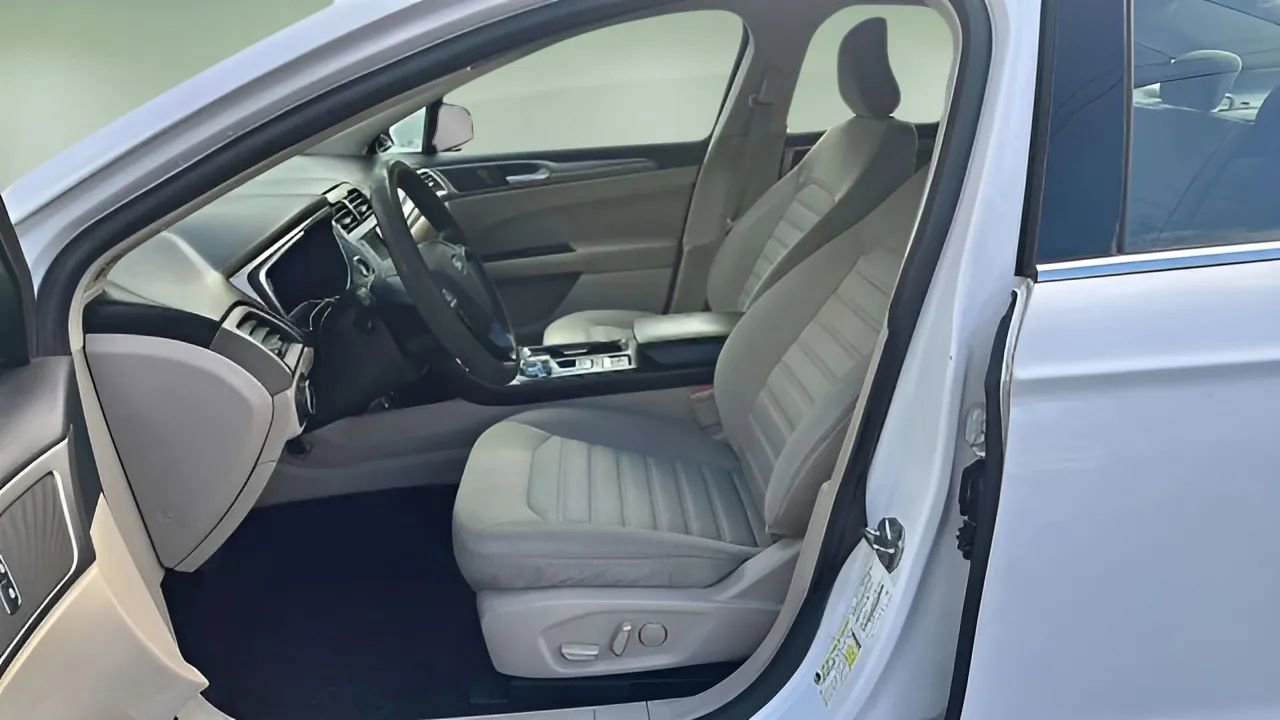 Used 2017 Ford Fusion SE FWD image 28