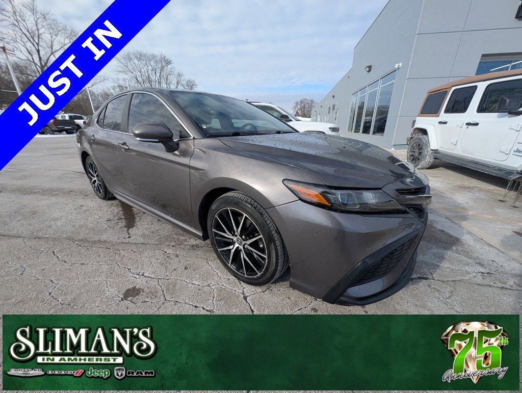 Used 2022 Toyota Camry SE image 1