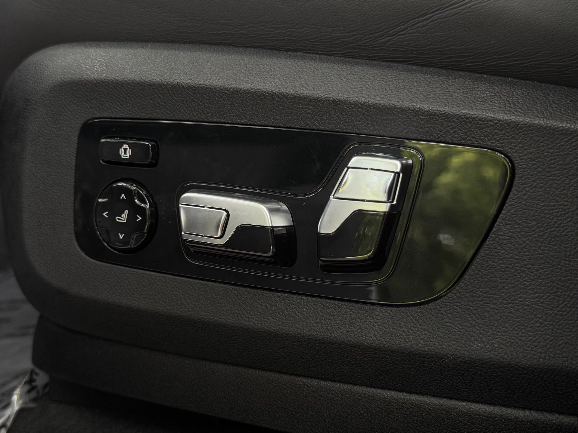 Used 2024 BMW X6 M Competition w/ Executive Package image 17