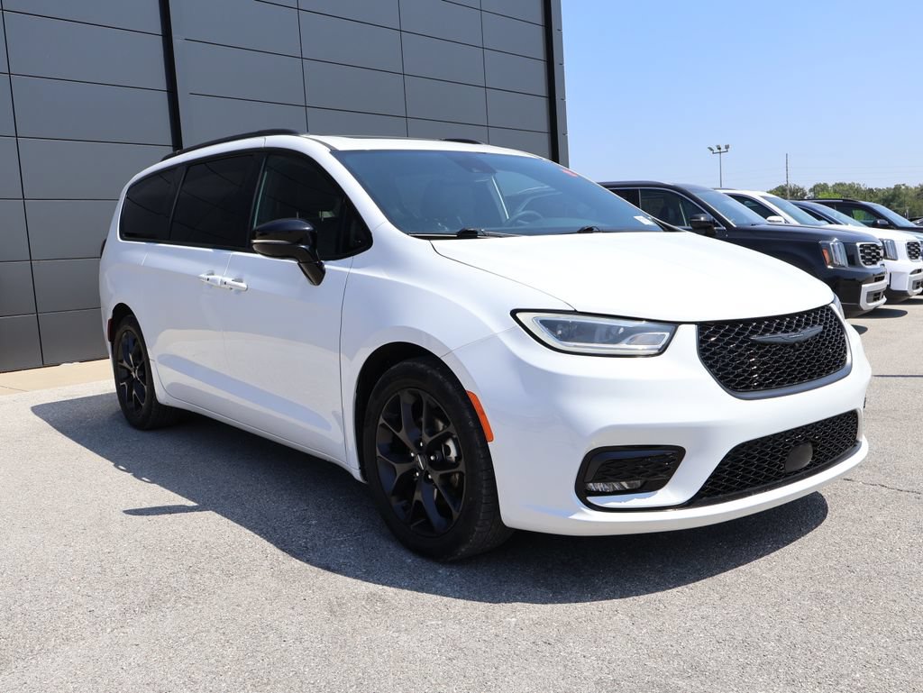 Used 2025 Chrysler Pacifica Limited FWD image 6
