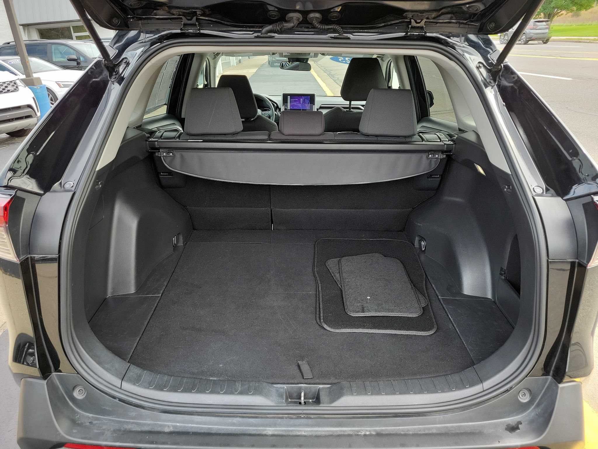 Used 2025 Toyota RAV4 XLE FWD image 28