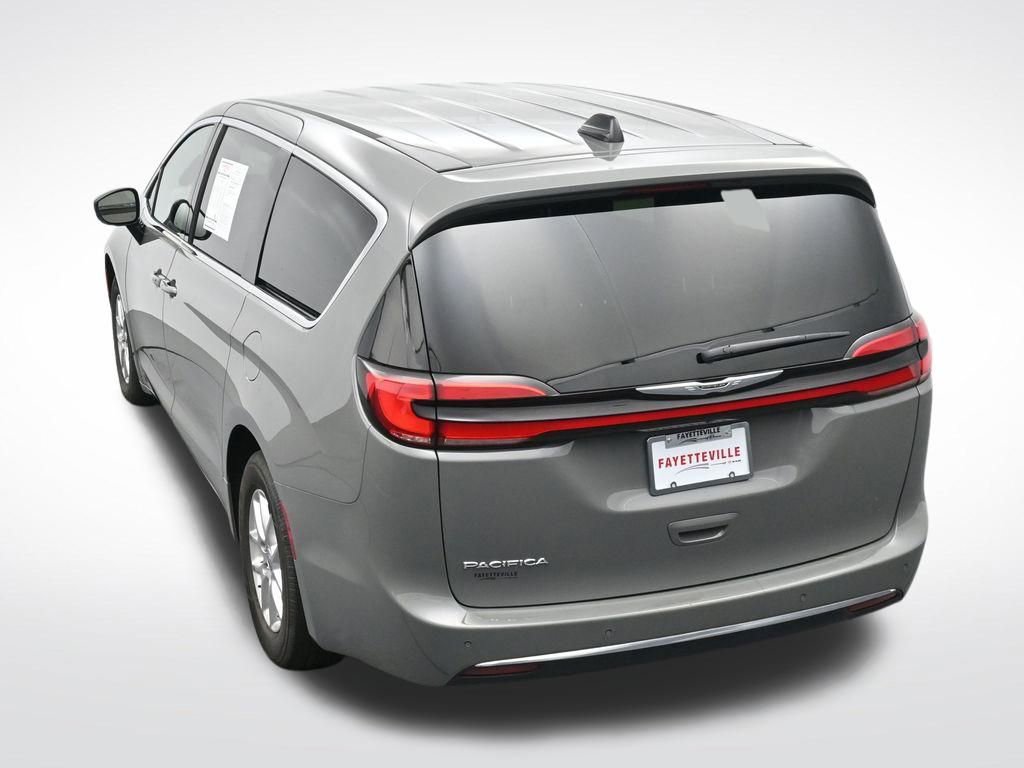 Used 2025 Chrysler Pacifica Select image 28