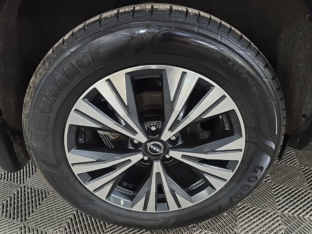 Used 2023 Nissan Rogue SV image 13