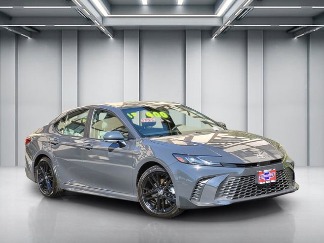 Used 2025 Toyota Camry SE image 1