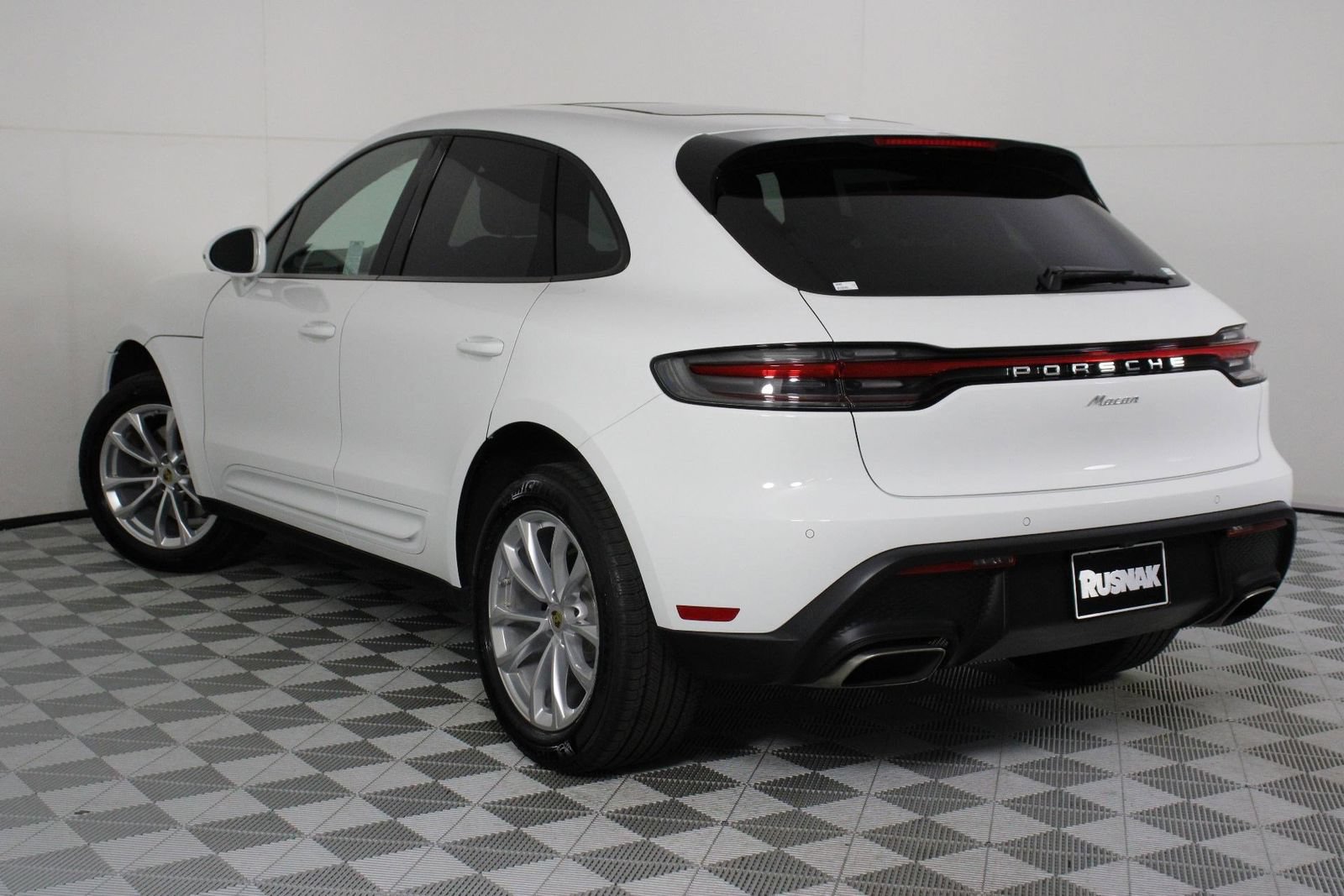 Certified 2026 Porsche Macan AWD/4WD image 3
