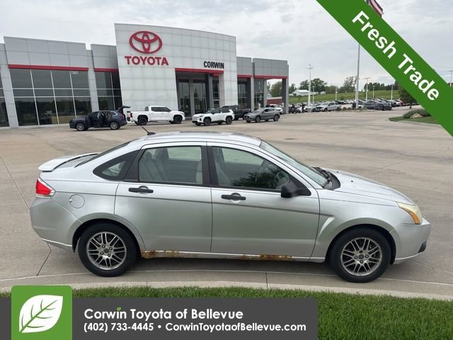 Used 2010 Ford Focus SE FWD image 2