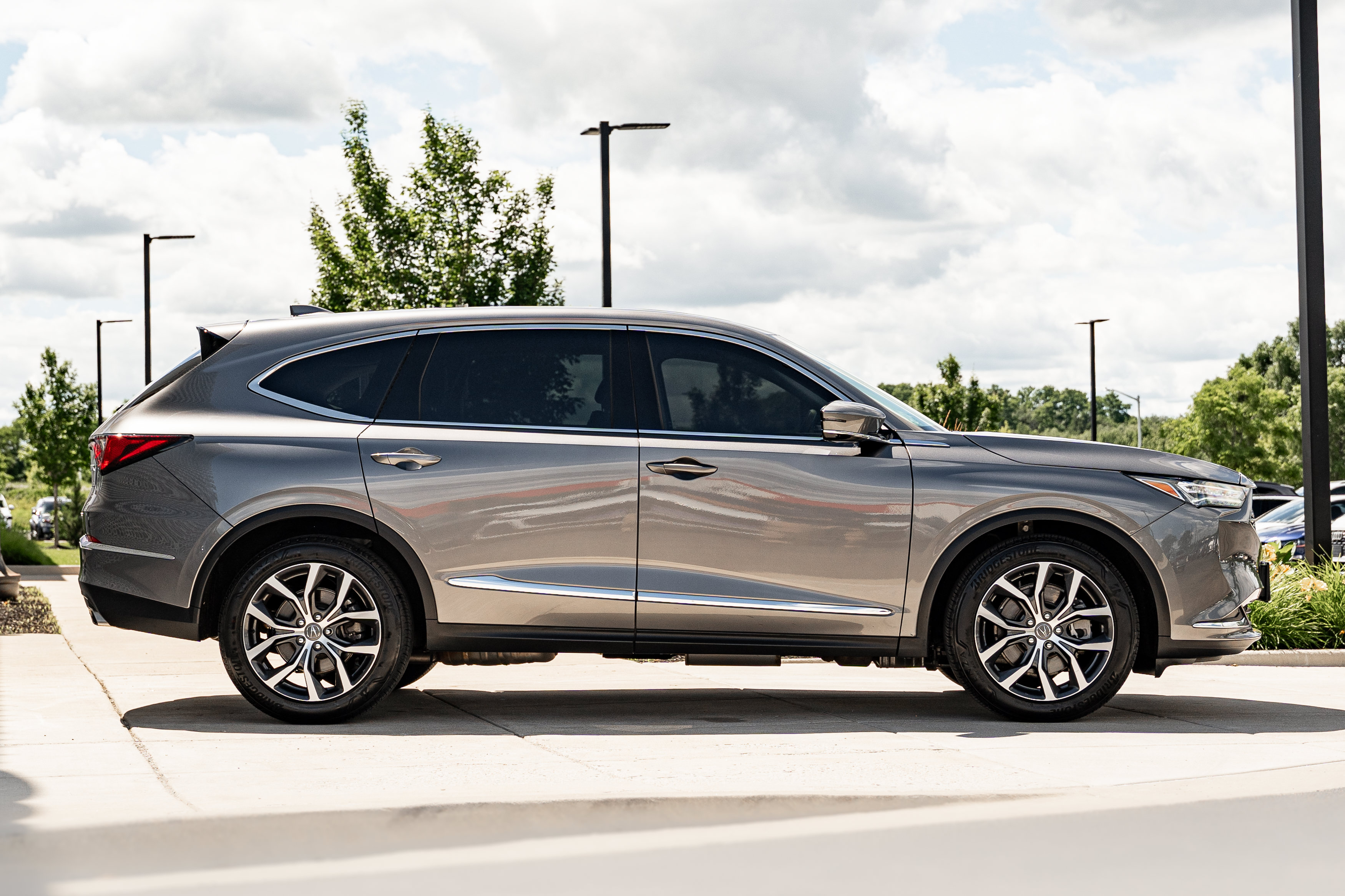 Used 2024 Acura MDX SH-AWD w/ Technology Package image 3