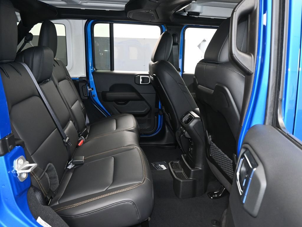 Used 2025 Jeep Wrangler Unlimited Sahara AWD/4WD image 39