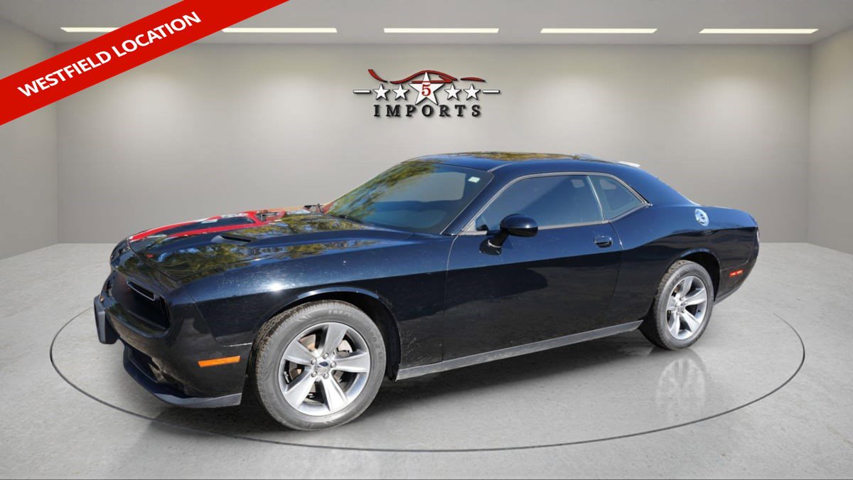 Used 2015 Dodge Challenger SXT RWD image 1
