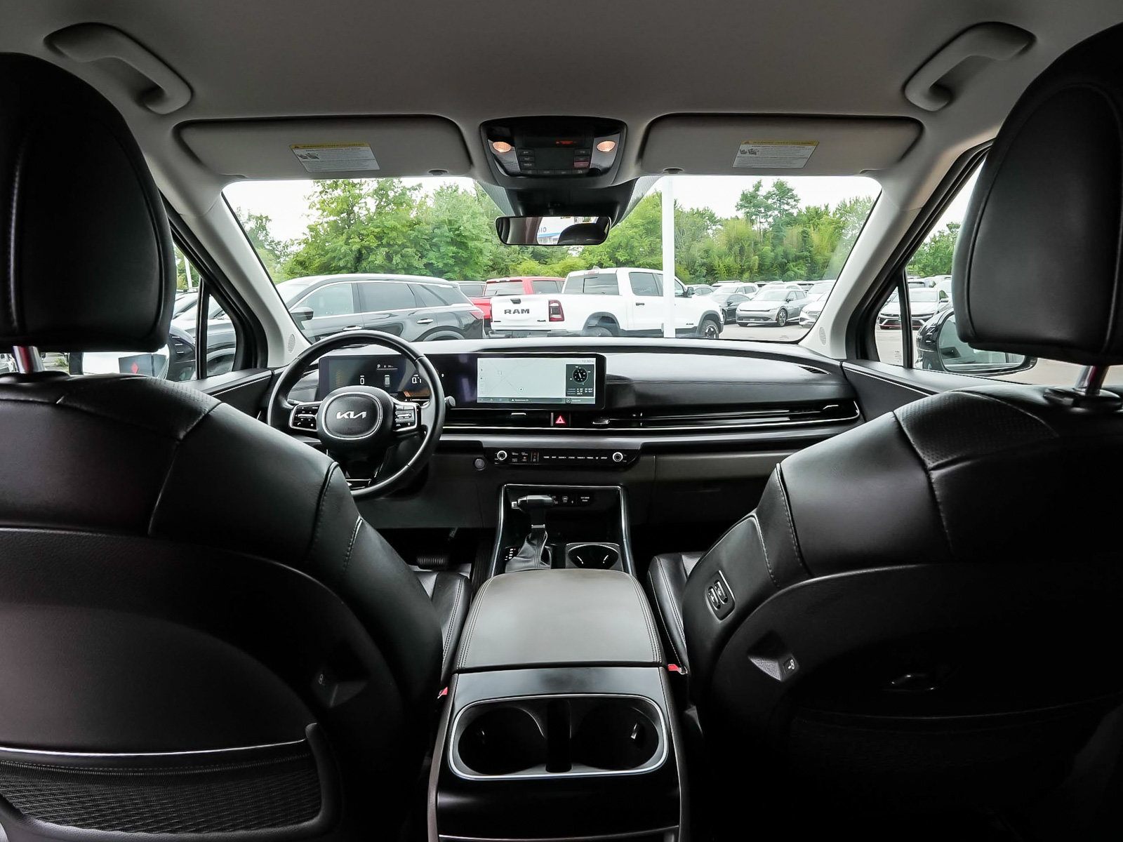 Used 2025 Kia Carnival EX FWD image 37