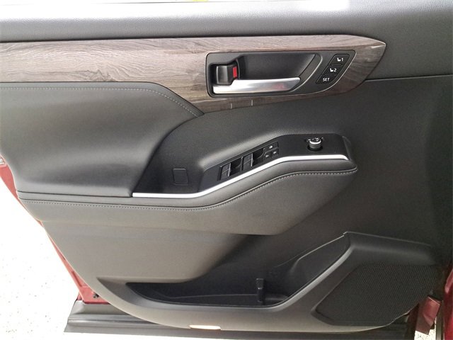 Used 2023 Toyota Highlander Limited image 22