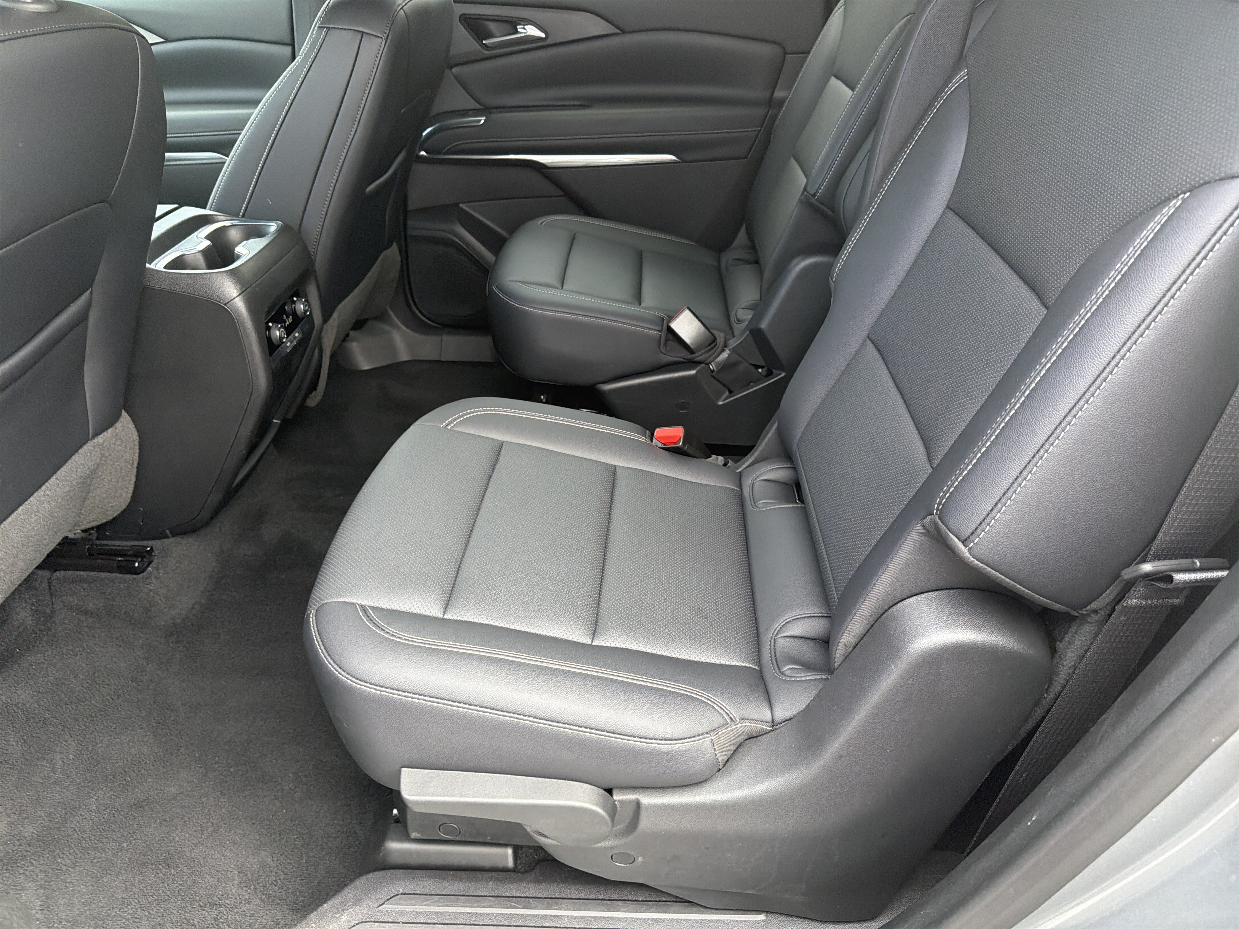 Used 2025 Chevrolet Traverse LT FWD image 26