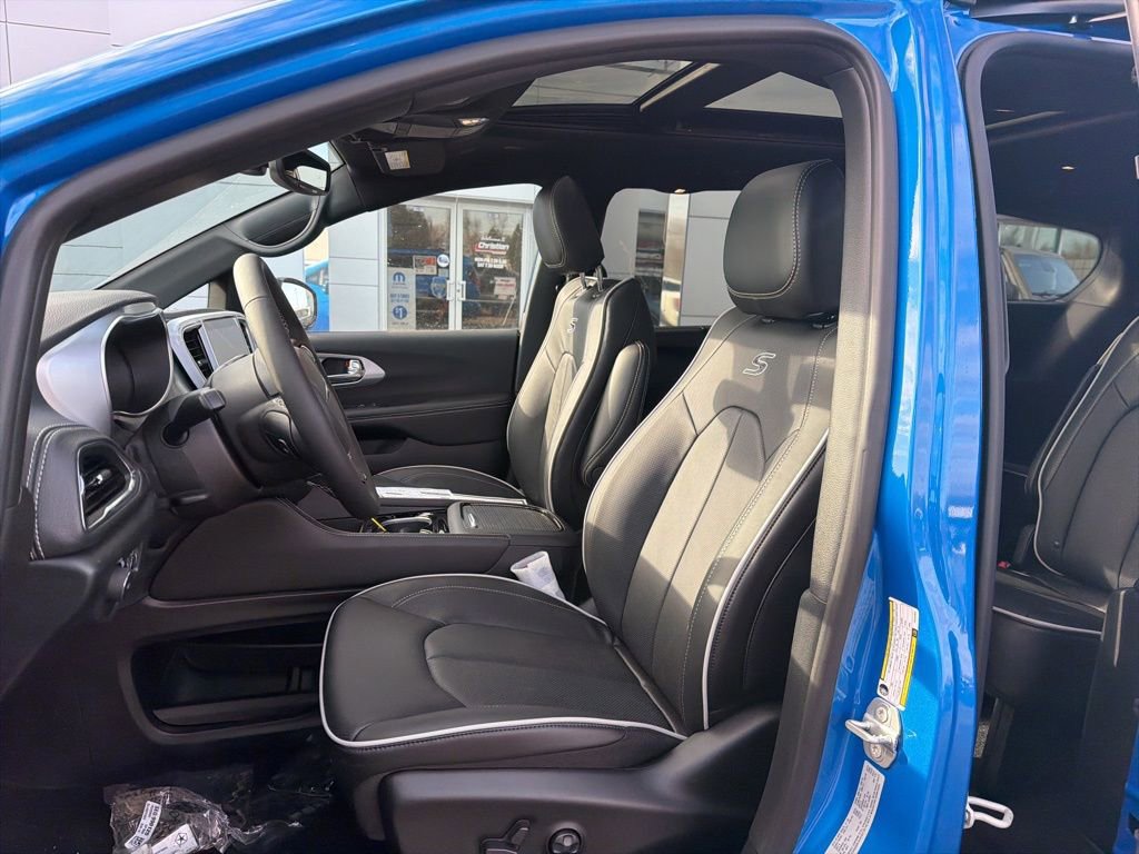 New 2026 Chrysler Pacifica Limited image 16