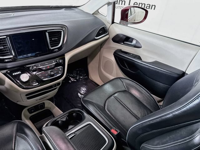 Used 2017 Chrysler Pacifica Limited FWD image 23
