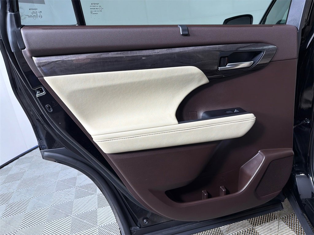 Used 2020 Toyota Highlander Limited image 24