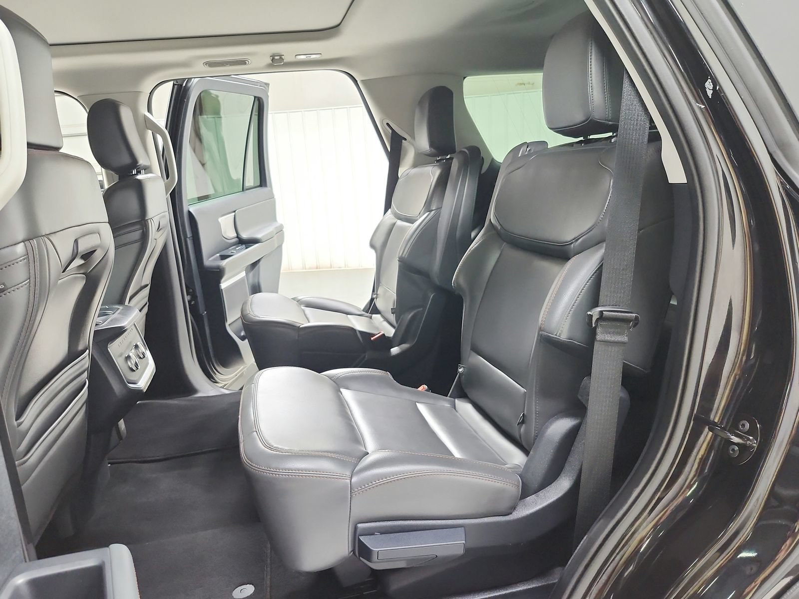 Used 2025 Ford Expedition Active AWD/4WD image 41