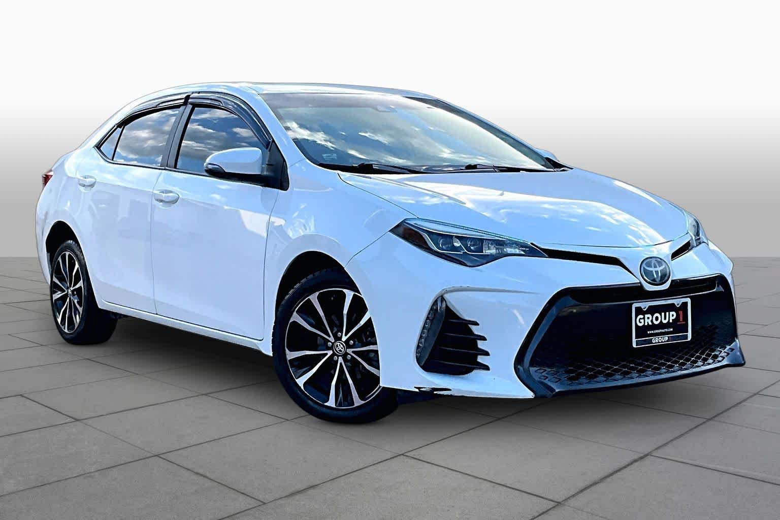 Used 2017 Toyota Corolla SE w/ SE Premium Package FWD image 3