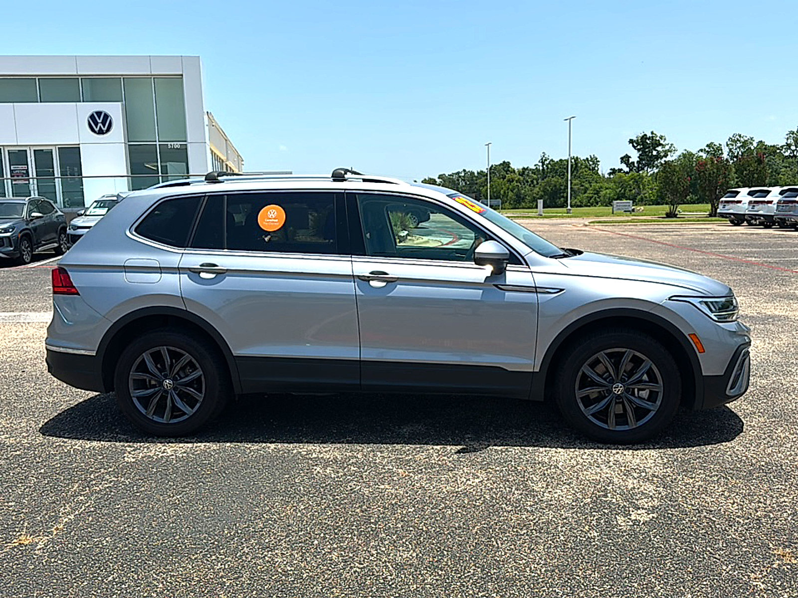 Used 2023 Volkswagen Tiguan SE FWD image 9