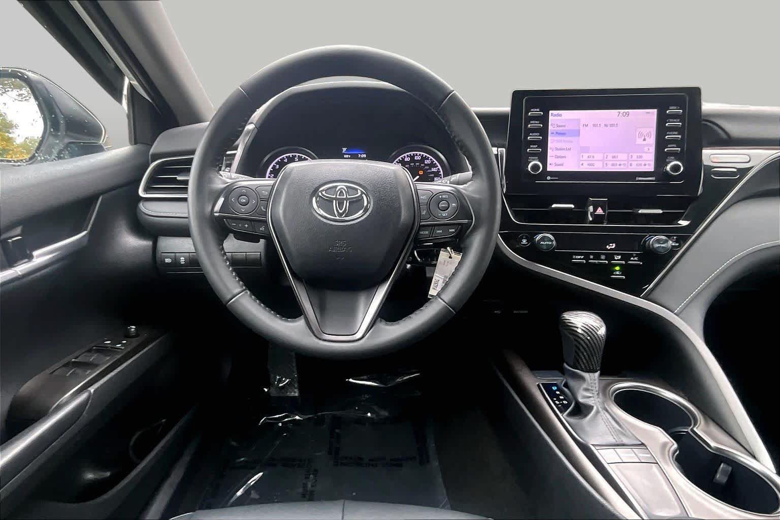 Used 2023 Toyota Camry SE FWD image 6