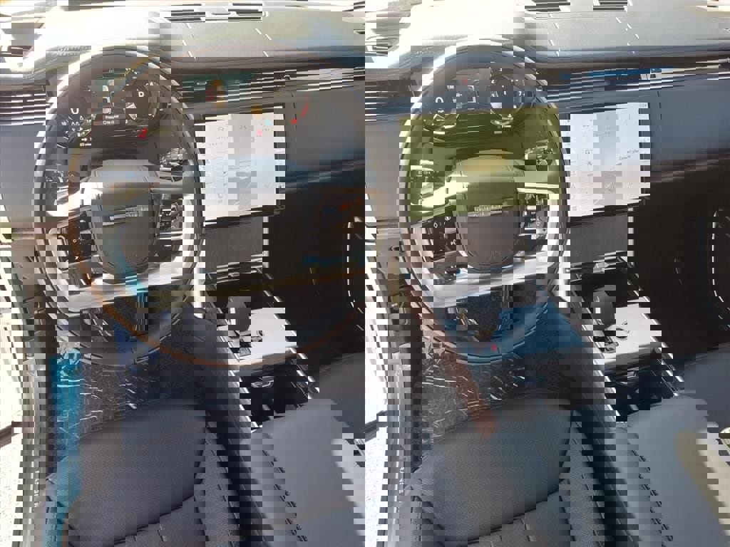 New 2025 Land Rover Range Rover SE image 16