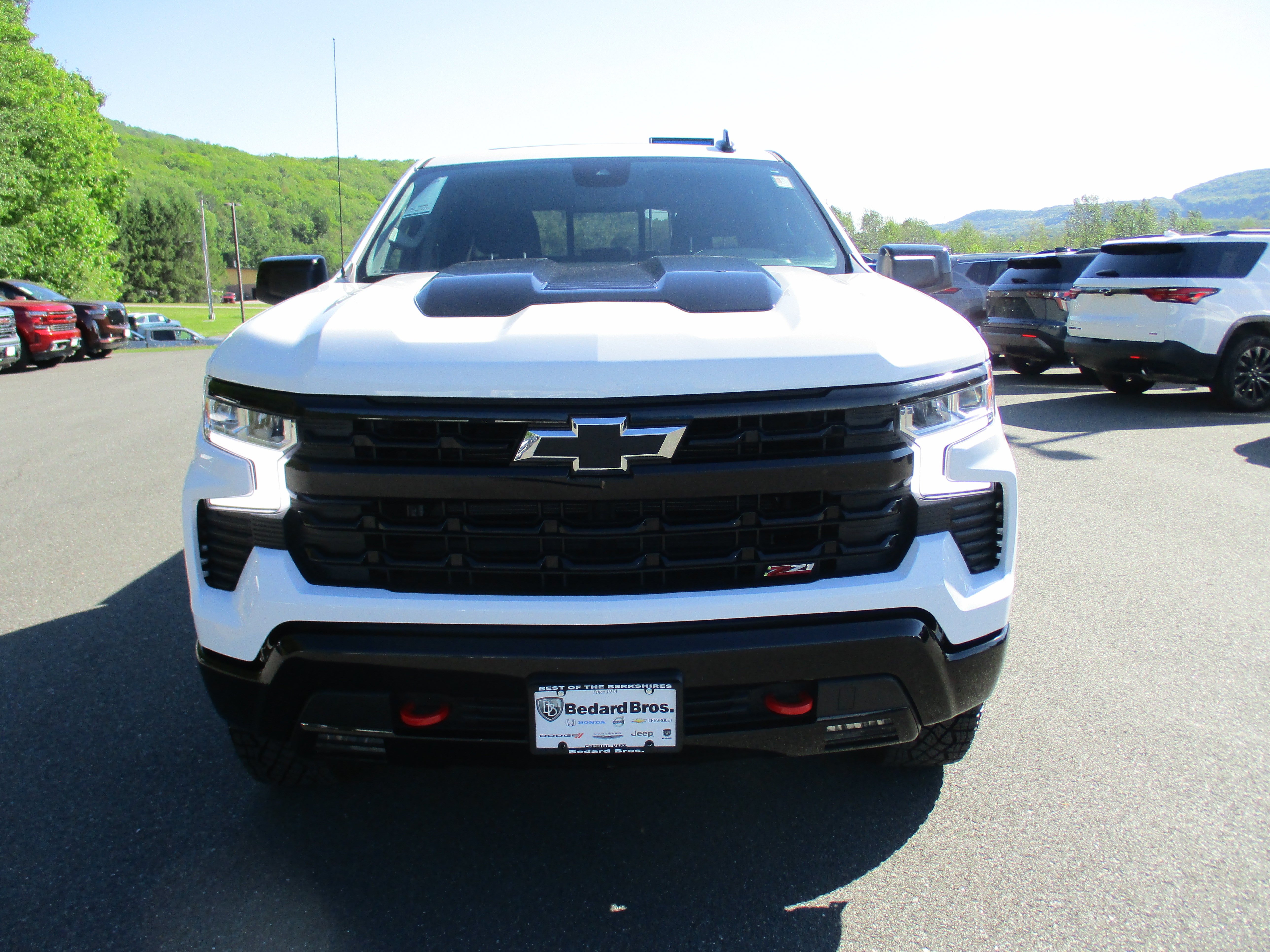 Used 2025 Chevrolet Silverado 1500 LT Trail Boss w/ Convenience Package II AWD/4WD image 2