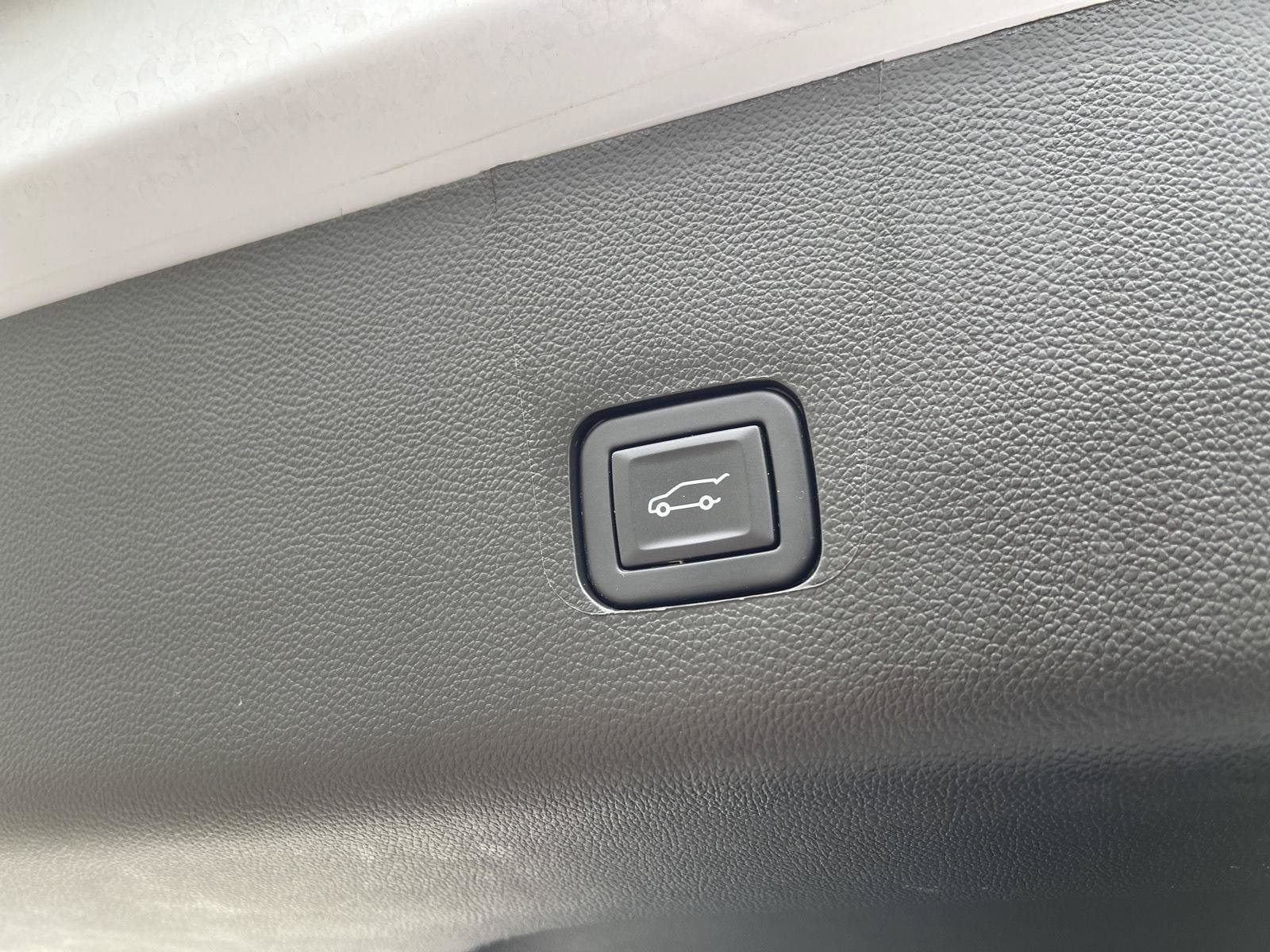 Used 2023 Chevrolet Traverse Premier w/ LPO, Floor Liner Package AWD/4WD image 50