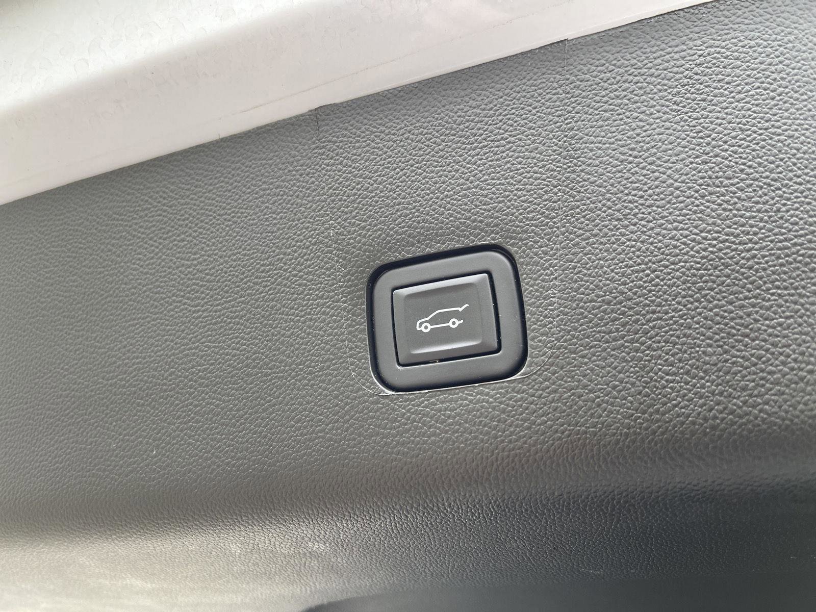 Used 2023 Chevrolet Traverse Premier w/ LPO, Floor Liner Package AWD/4WD image 50