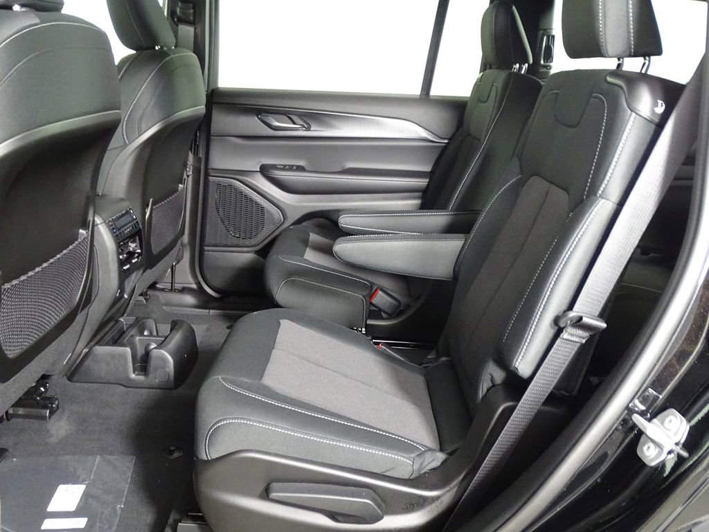 New 2025 Jeep Grand Cherokee L Laredo image 13