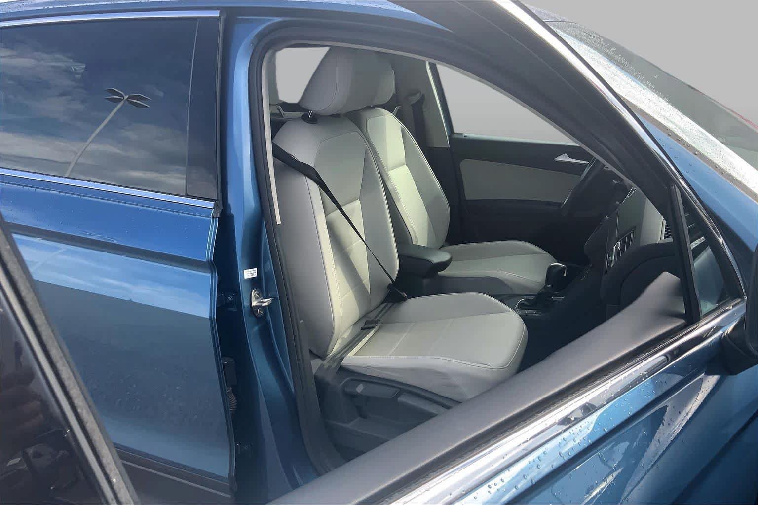 Used 2019 Volkswagen Tiguan SE w/ Panoramic Sunroof Package FWD image 9