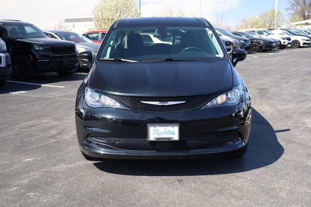 Used 2022 Chrysler Voyager LX image 3