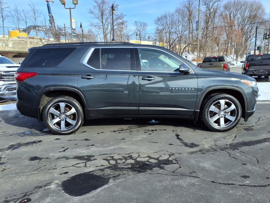 Used 2021 Chevrolet Traverse LT w/ LT Premium Package image 2