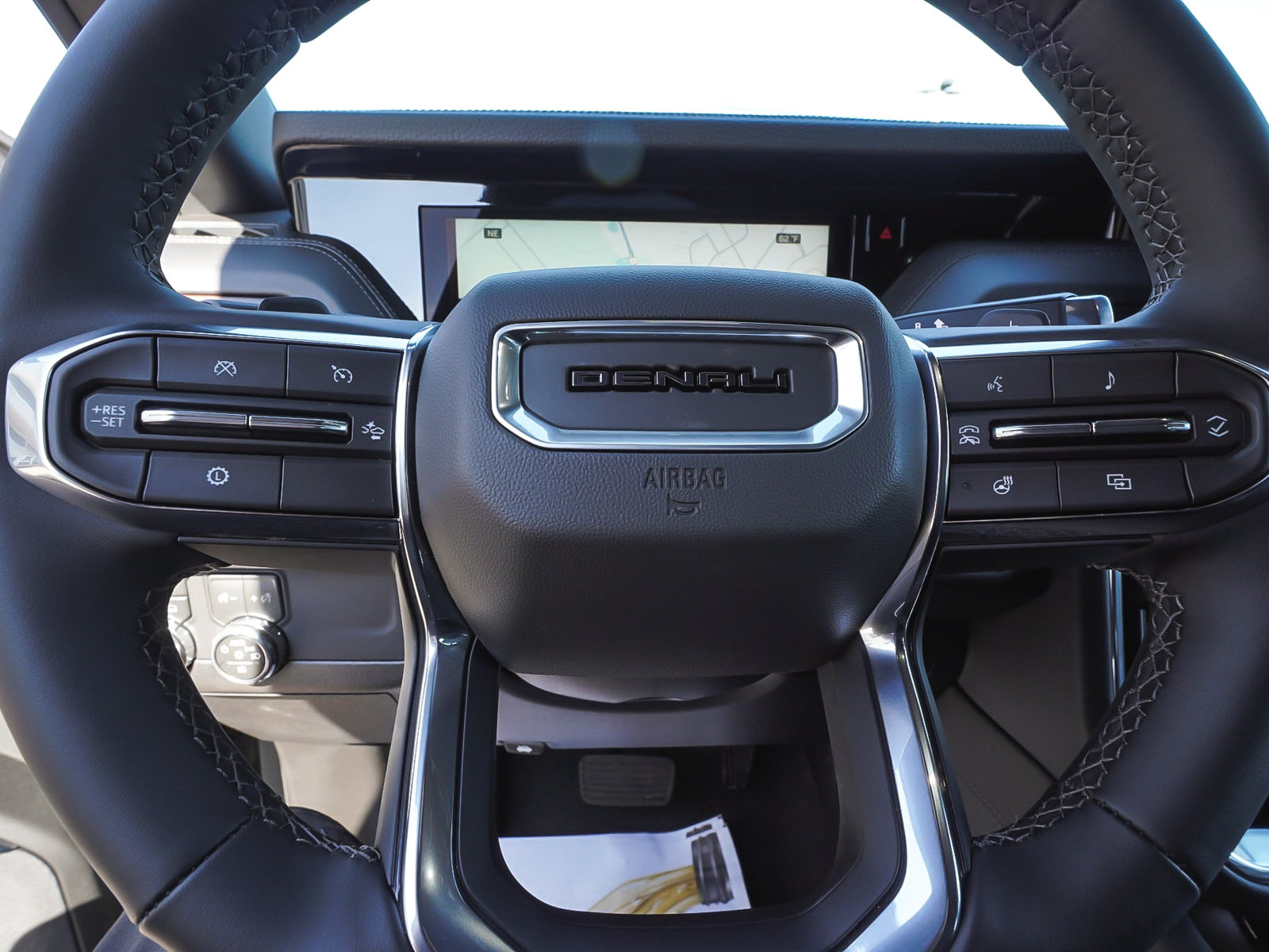 Used 2026 GMC Yukon XL Denali w/ Sun & Power Step Package AWD/4WD image 17