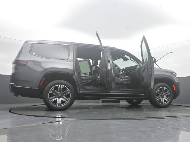 Used 2025 Jeep Wagoneer 4WD image 57