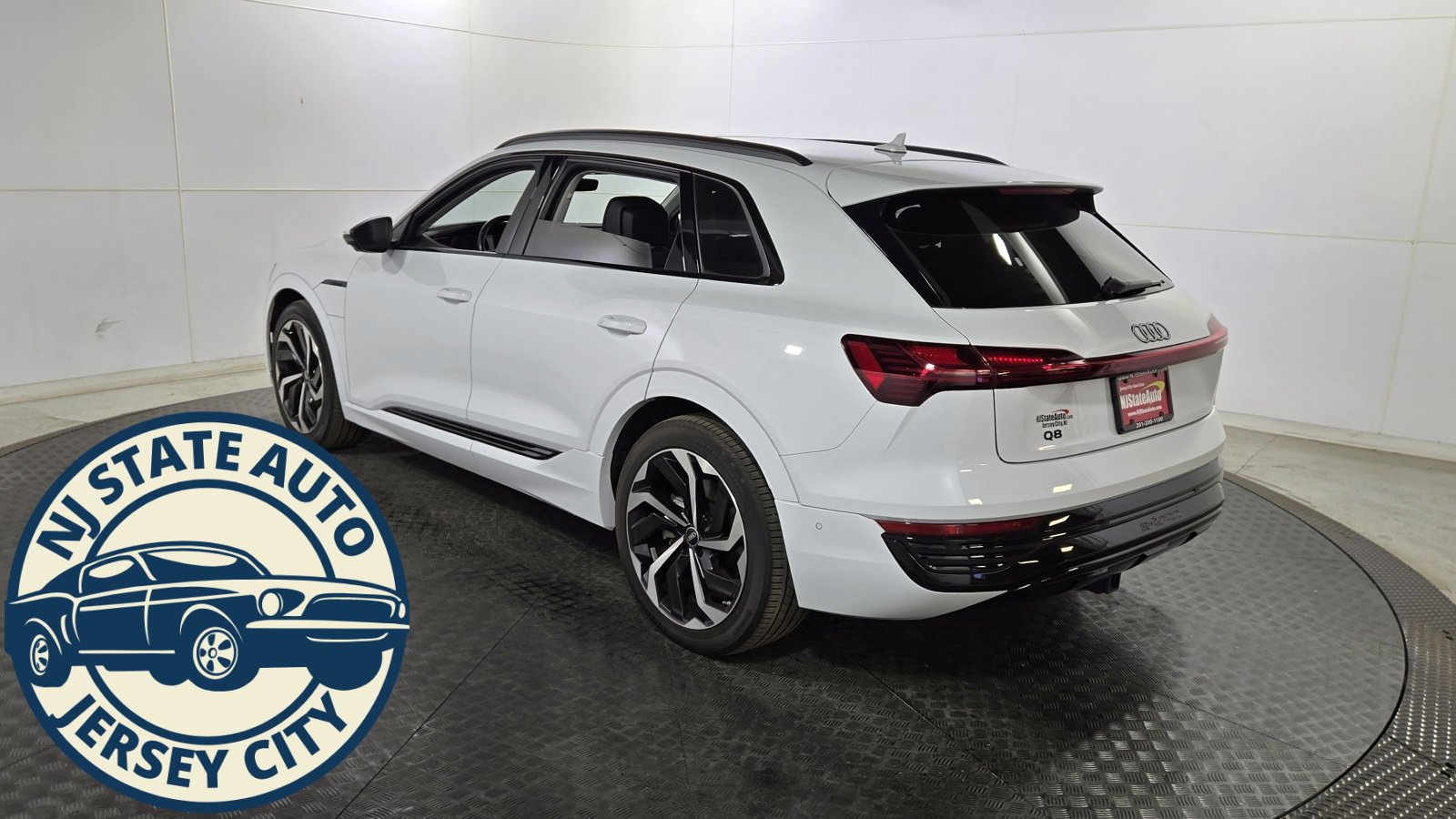 Used 2024 Audi Q8 e-tron Premium Plus image 5