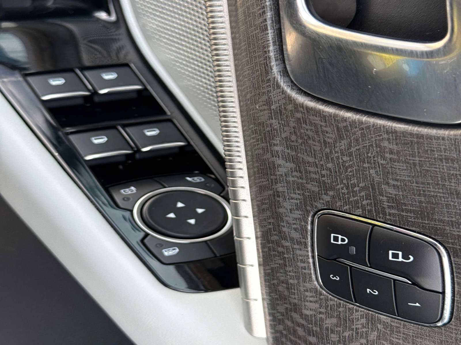 Used 2025 Ford Explorer Platinum w/ Ultimate Package image 22