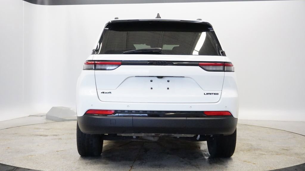 Certified 2023 Jeep Grand Cherokee Limited w/ Black Appearance Package image 4