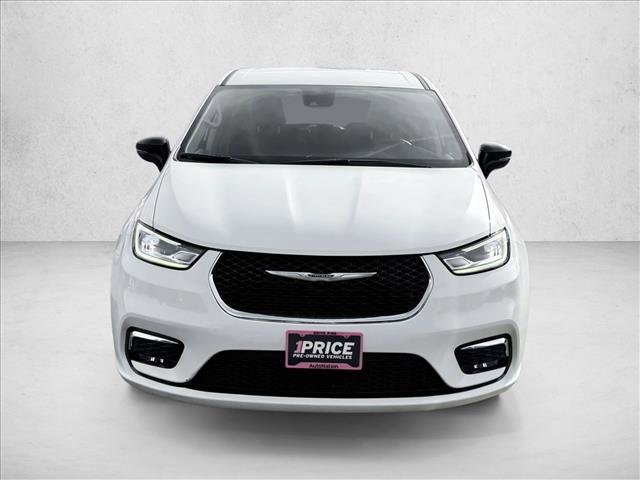 Used 2024 Chrysler Pacifica Touring-L image 2