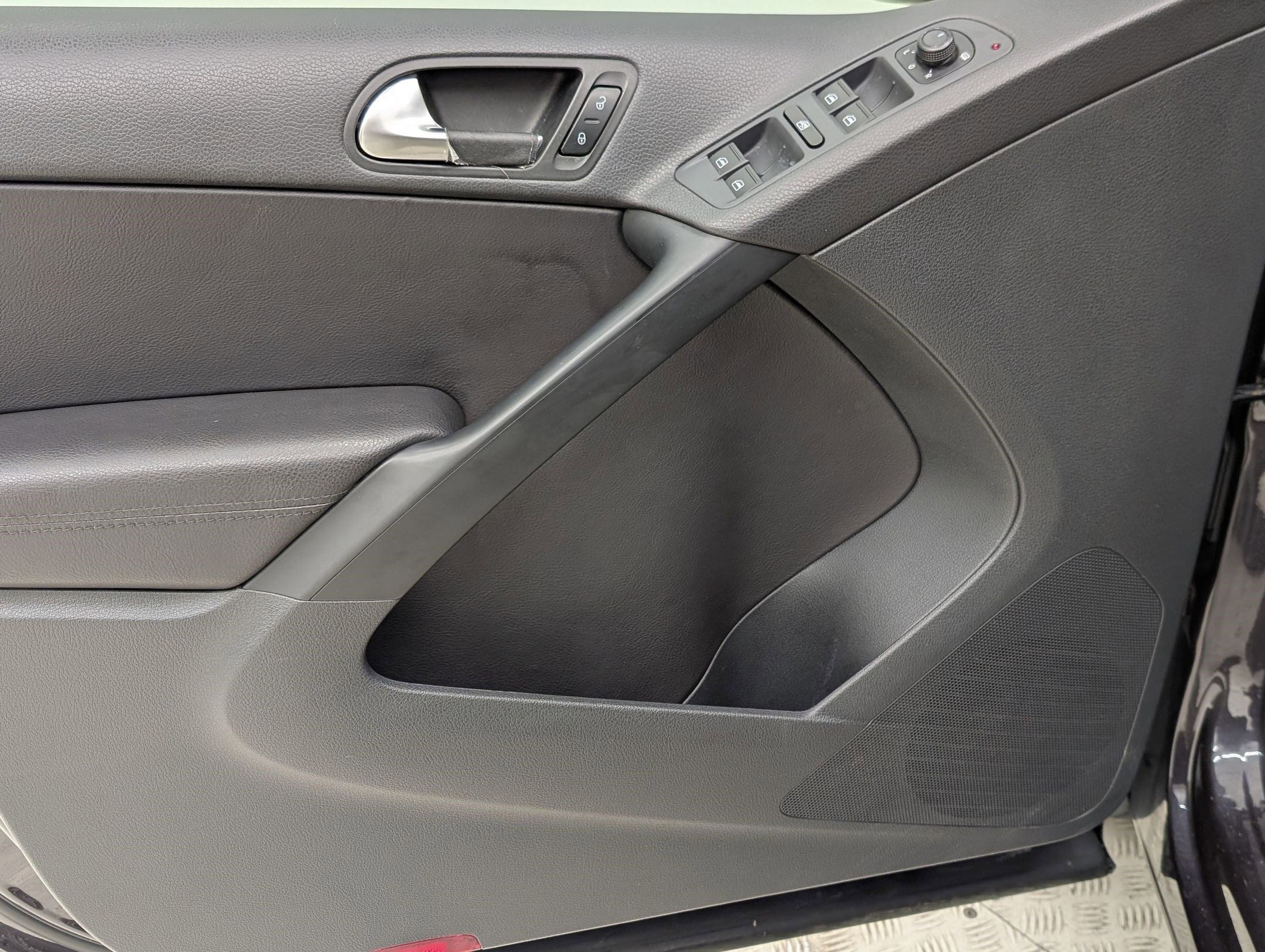 Used 2016 Volkswagen Tiguan S image 13