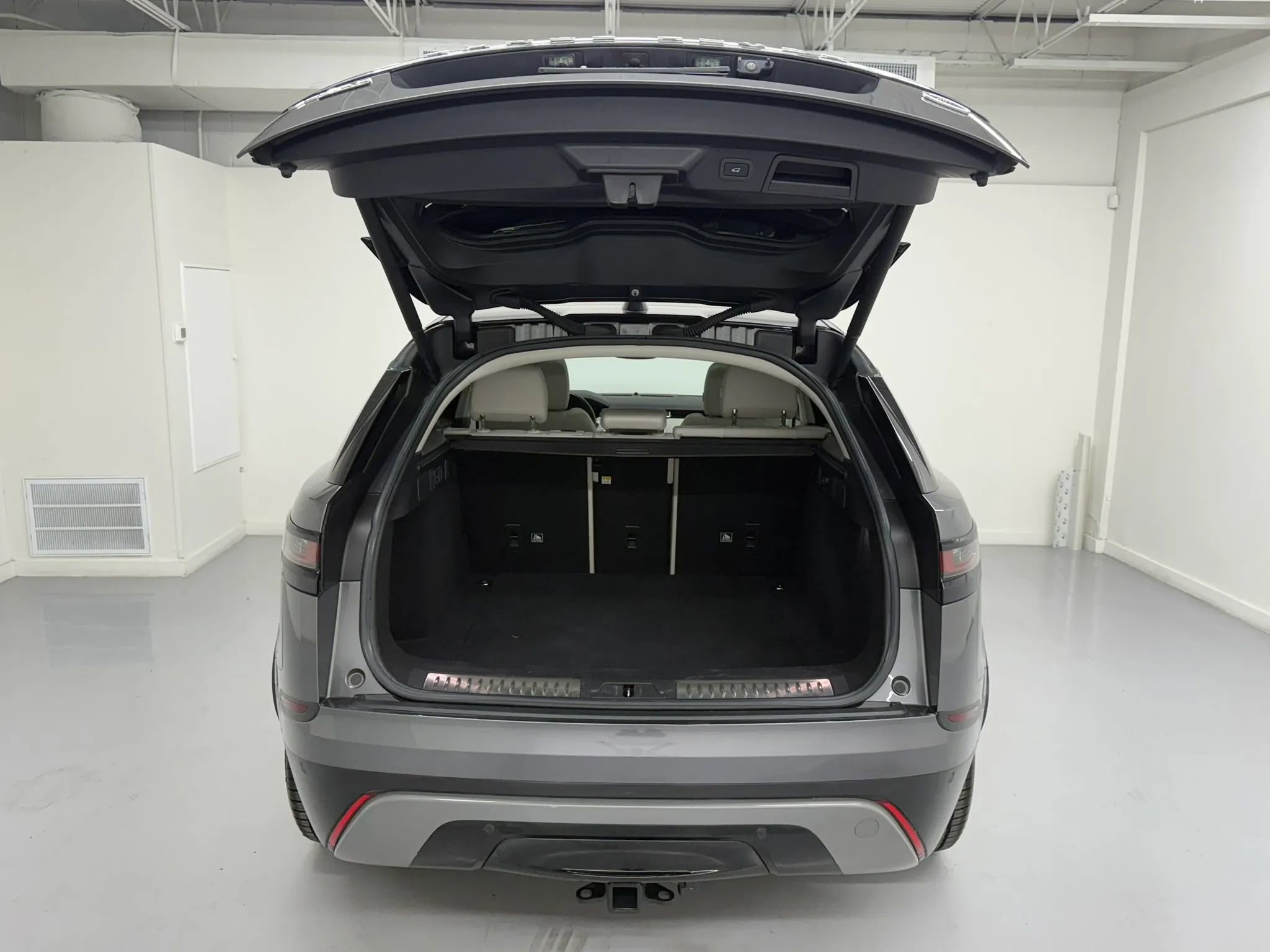 Used 2018 Land Rover Range Rover Velar R-Dynamic SE image 54