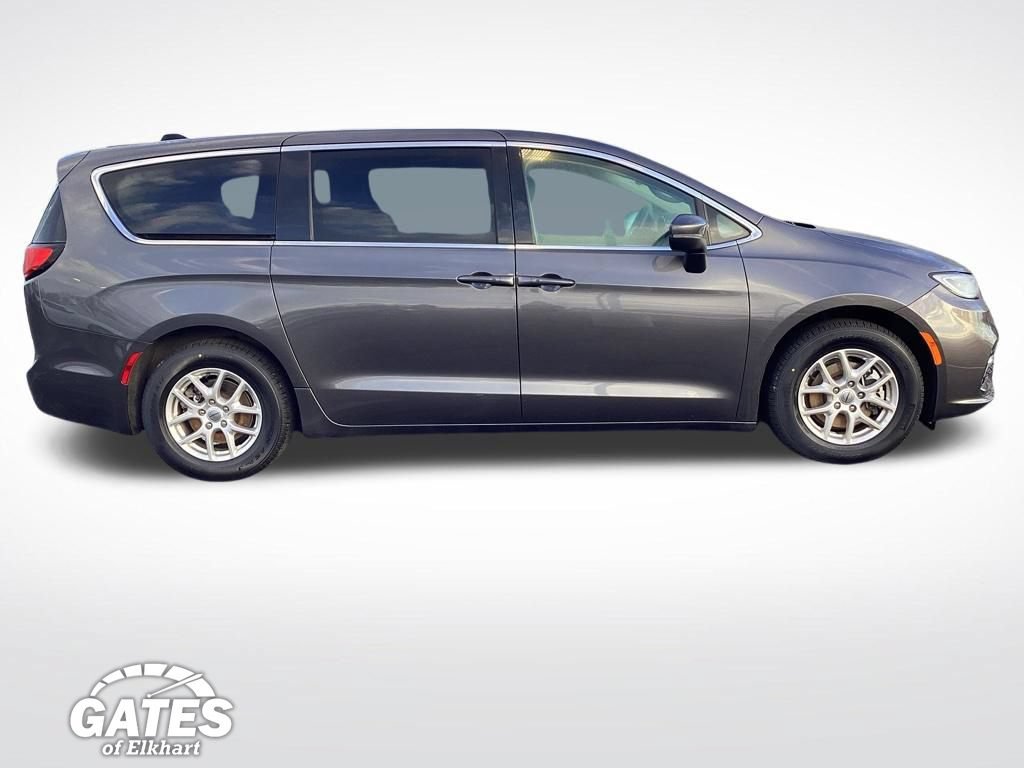 Used 2023 Chrysler Pacifica Touring-L FWD image 10