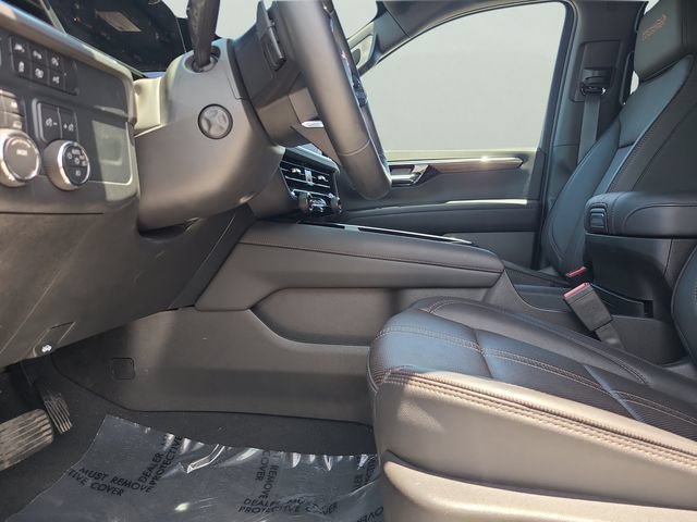 Used 2025 Chevrolet Suburban High Country AWD/4WD image 24