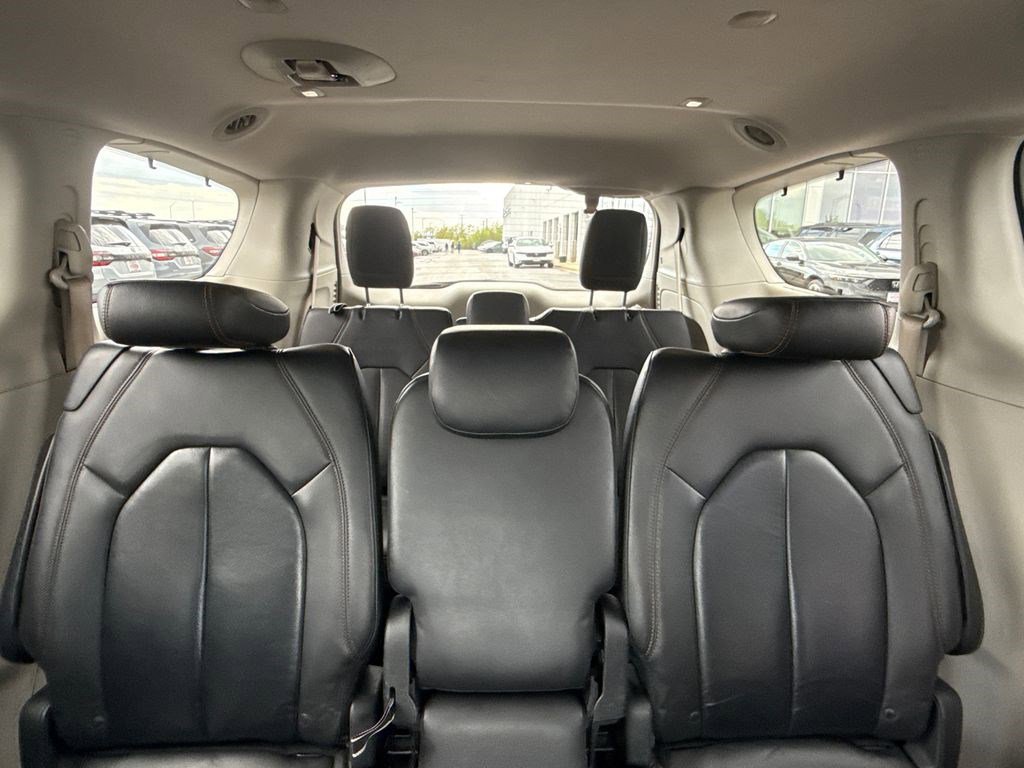 Used 2017 Chrysler Pacifica Touring-L w/ Tire & Wheel Group FWD image 21