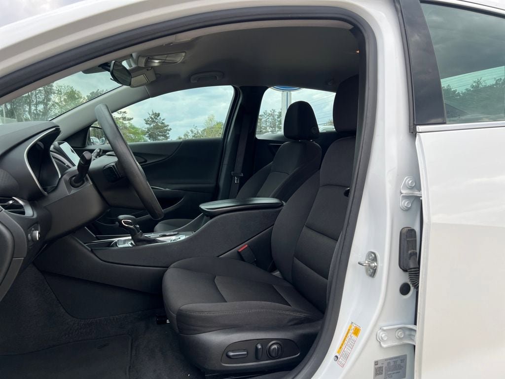 Used 2024 Chevrolet Malibu LT image 2