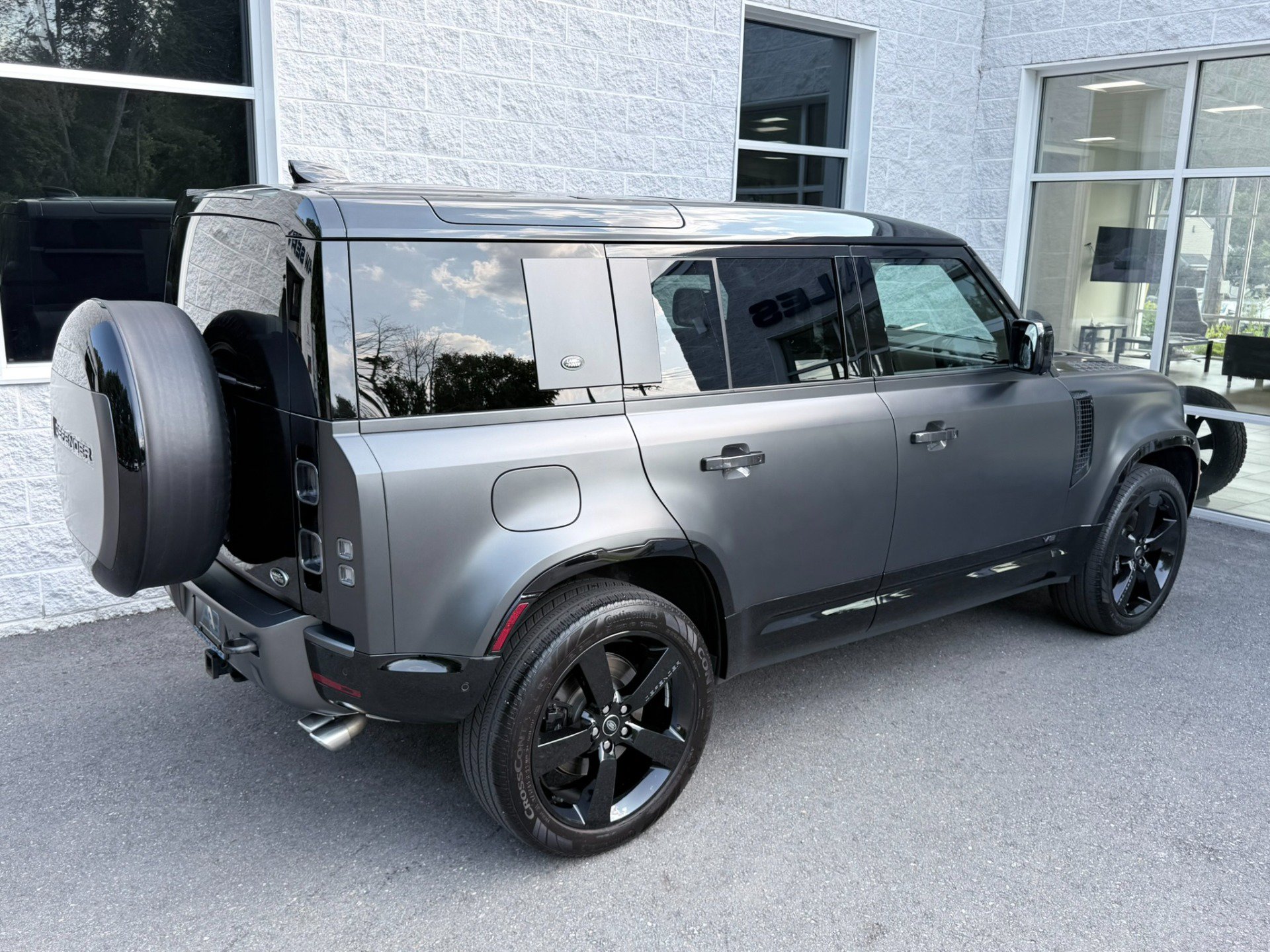Used 2023 Land Rover Defender 110 AWD/4WD image 30