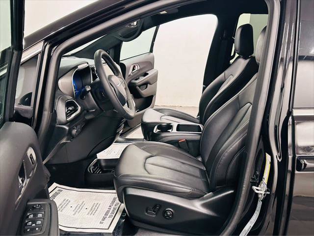 Used 2025 Chrysler Pacifica Select image 9